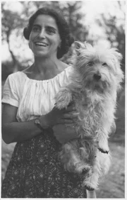 Das Leben von Kitty Neust&auml;tter ist gut dokumentiert, denn ihr Mann war leidenschaftlicher Fotograf. Den Nachlass der Neust&auml;tters hat eine Freundin von Kitty und sp&auml;ter deren Nachfahren jahrzehntelang aufbewahrt. Darin enthalten sind die bewegenden Aufnahmen, die eine scheinbare Unbeschwertheit ausstrahlen.