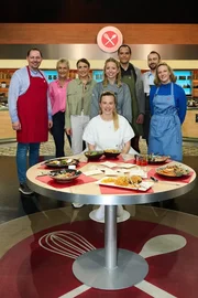 Gruppenfoto von links: Kandidaten Sven Hellinghausen, Sabine H&auml;rtfelder, Sarah Petersen, Jurorin Milena Broger, Moderatorin Zora Klipp, Kandidaten Jerrit Hellwig, Markus Fr&ouml;se und Kathrin Hormann