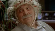 Albert Einstein (Darsteller unbekannt) w&auml;hrend einer Gehirnstrommessung.