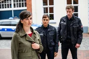 Marion Mohn (Julia-Maria K&ouml;hler, li.) bekommt &uuml;berraschenden Besuch von den Polizisten S&uuml;her &Ouml;zl&uuml;g&uuml;l (Sophie Dal) und Henk Cassens (Maxim Mehmet).