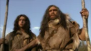 Zwei Neandertaler (Darsteller unbekannt) schauen in die Ferne.