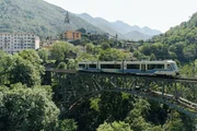 Die gewaltige Stahlbrücke bei Intragna - Eines der vielen Highlights des Centovalli Express Die gewaltige Stahlbrücke bei Intragna - Eines der vielen Highlights des Centovalli Express