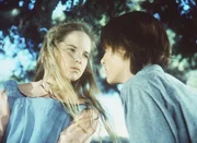 John (Radames Pera, r.), der Adoptivsohn von Edwards, gesteht Mary (Melissa Sue Anderson, l.) seine Liebe.