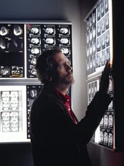 (1. Staffel) - Dr. Gregory House (Hugh Laurie) widmet sich mit Vorliebe skurrilen medizinischen F&auml;llen.