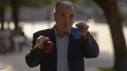 Physiker Dragan Hajdukovic erkl&auml;rt die Gravitationstheorie mithilfe von &Auml;pfeln.