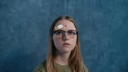 Floor (Bobbi Mulder) posiert f&uuml;r das Schulfoto, als ihr Pflaster genau vor der Aufnahme abgeht.
