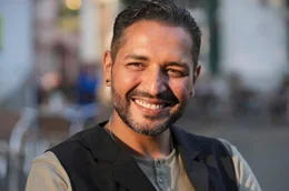MDR FERNSEHEN DER LANGE WEG DER SINTI UND ROMA, am Dienstag (07.04.26) um 22:10 Uhr. Gianni Jovanovic.  Der Film ist ab 15.03.2022 in der ARD Mediathek abrufbar.