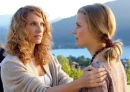 Bernadette (Chiara Schoras, links) gibt ihrer Schwester Lissy (Henrike von Kuick) einen guten Rat.