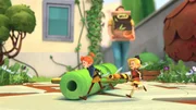 Arrietty und Yuna bringen die Biene vor dem herannahenden Jeremy in Sicherheit. Arrietty und Yuna bringen die Biene vor dem herannahenden Jeremy in Sicherheit.