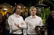Roman DeBeers (Martin Starr, l.); Kyle Bradway (Ryan Hansen, r.)