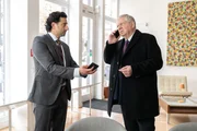 Immobilienmakler Christian Finke (Serkan Kaya, l.) zeigt Oberstaatsanwalt Bernd Reuther (Rainer Hunold, r.) etwas auf seinem Handy. Immobilienmakler Christian Finke (Serkan Kaya, l.) zeigt Oberstaatsanwalt Bernd Reuther (Rainer Hunold, r.) etwas auf seinem Handy.