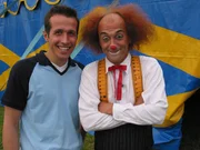 Willi Weitzel blickt hinter die Kulissen vom Zirkusleben. Er hilft beim Zeltaufbau und lernt die Artisten kennen.