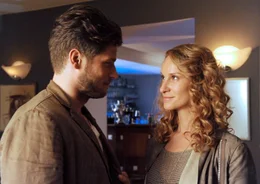 Zwischen Bernadette (Chiara Schoras) und Walter (Sebastian Str&ouml;bel) ist der Funken &uuml;bergesprungen.