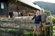 Martina und Holger Albrecht vor ihrem Windberghof.