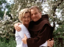 "Bruder Johannes" (Fritz Wepper) und die attraktive Schreinerswitwe Sylvia Hanselmann (Saskia Vester).
