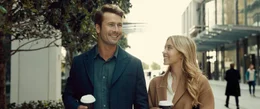 Ben (Glen Powell), Bea (Sydney Sweeney).