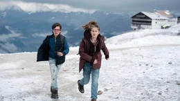 Benny und Mia fliehen vor Levartis' Sicherheitsleuten.