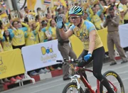 Maha Vajiralongkorn f&auml;hrt bei einem Rennen Fahrrad.