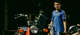 Manolo (Mert Dincer) arbeitet mit auf dem Schrottplatz und entwickelt gro&szlig;e Pl&auml;ne.