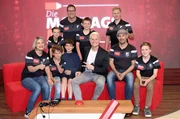 In jeder Sendung tritt ein Team von vier Prominenten gegen acht Kandidaten aus dem S&uuml;dwesten an &ndash; vier Kinder und vier Erwachsene. Und wieder dreht sich alles um die Frage: Wer malt und r&auml;t am besten? Das Team vom SG Limburgerhof; hinten v li.: Jannis Wilhelmi, Detlev Sandel, Constantin Sandel, Philip Hafner, vorne v.li. Angela Kraemer, Mathis Kraemer, nnb, Guido Cantz, Heiko Kraemer, Leo Dietz.