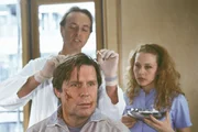 Stefan (Sigmar Solbach, vorne) wird selbst Patient der Waldner-Klinik. Dr. Christian Roehrs (Siemen R&uuml;haak) und Schwester Sonja (Patricia Lueger) versorgen die Verletzungen, die Vanessas Mann ihm zugef&uuml;gt hat.