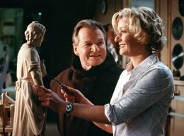 Der als M&ouml;nch verkleidete Zimmermann Johannes Keinath (Fritz Wepper) verliebt sich in die Schreinerswitwe Sylvia Hanselmann (Saskia Vester).