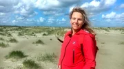 Moderatorin Andrea Grie&szlig;mann unterwegs auf Ameland.