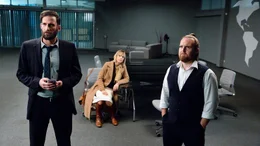 Geoff (Matthias Weidenh&ouml;fer, l) und Tony (Axel Stein) vom Online-Magazin &bdquo;Daily&ldquo; verfolgen zusammen mit Cynthia (Heike Makatsch) den Live-Stream der ZERO-Attacke im Innenministerium.