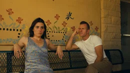 Lola Brisky (Marianne Rend&oacute;n, l.); Jackie Powers (Scott Caan, r.)
