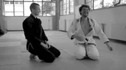 BJJ-K&auml;mpferin Barbara Ruiken (links) legt Jonas aufs Kreuz: Mit der richtigen Technik kann sie jeden Gegner auf die Matte pfeffern &ndash; auch wenn er gr&ouml;&szlig;er und st&auml;rker ist als sie.