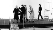 F&uuml;rsorglich f&uuml;hrt Opa Petermann (Rudolf Beiswanger) seine Frau (Else Quecke) von Bord. Enkelin Karin (Bettina D&ouml;rner, Mitte), Mutter Margot (Elke Twiesselmann) und Schiffsjunge Harald (Gernot Kleinek&auml;mper) folgen.