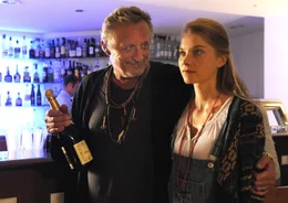 Valentin (Konstantin Wecker) gibt seiner Tochter Lissy (Henrike von Kuick) eine Flasche vom besten Champagner aus &ndash; den er aber nicht selbst bezahlt.