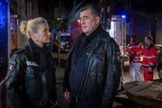 Hans (Bruno F. Apitz) und Franzi (Rhea Harder-Vennewald) tauschen ihre Theorien zu dem neuen Fall aus.
