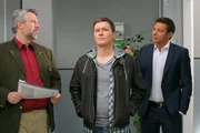 Nachdem Parzhuber (Martin Wenzl, M.) in die Wohnung des Toten eingebrochen ist, r&uuml;ckt er bei den Kommissaren (Dieter Fischer, l.; Igor Jeftic, r.) auf die Liste der Verd&auml;chtigen.