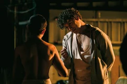 Wortlos zeigt Darko (Malik Blumenthal), dass er bereit ist, Manolo (Mert Dincer) zu verzeihen.