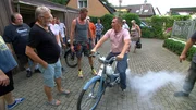 Otto Schulte mit Kaufinteressenten f&uuml;r das Moped