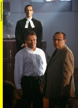 Pfarrer Arne Clausen (Michael Roll, hinten) ist froh, denn nach 20 Jahren vers&ouml;hnen sich die zerstrittenen Br&uuml;der Justus (Jaecki Schwarz, rechts) und Johannes (Fritz Wepper).