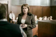 Der Angeklagte wird durch die Anw&auml;ltin Karla Grizano (Lorraine Bracco), die nie einen Hehl daraus gemacht hat, dass der P&auml;dophile sein Leben lang weggesperrt werden sollte, vor Gericht vertreten.