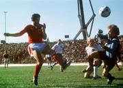 &Ouml;sterreichs St&uuml;rmer Hans Krankl (l) in Cordoba in Aktion gegen die deutschen Gegenspieler Rolf R&uuml;ssmann und Berti Vogts, rechts Deutschlands Torh&uuml;ter Sepp Maier. Am Ende gewinnt die Fu&szlig;ballnationalmannschaft &Ouml;sterreichs das Spiel der 2. Finalrunde gegen Deutschland durch ein weiteres Krankl-Tor mit 3:2, scheidet aber ebenso wie die DFB-Elf aus dem Turnier.