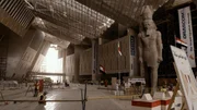 Eingangshalle mit Ramses II im Bau des Grand Egyptian Museum.