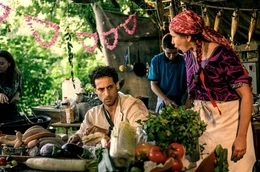 Chanel (Barbara Philipp) genie&szlig;t es, sich &uuml;ber ihren Sohn Yanoosh (Karim G&uuml;nes) zu beschweren.