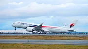 Der A350 zeichnet sich durch eine optimierte Kabinengestaltung aus. Die Fenster sind gr&ouml;&szlig;er als die seiner Vorg&auml;ngermodelle, der L&auml;rmschutz wurde erweitert und die Gep&auml;ckablagen vergr&ouml;&szlig;ert.
