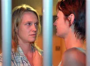 Sascha (Barbara Sotelsek, re.) erz&auml;hlt Simone (Susanne Schlenzig) von ihrer Liebesbeziehung zu Kerstin.