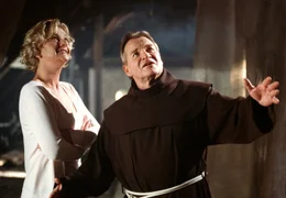 Die Schreinerswitwe Sylvia Hanselmann (Saskia Vester) wundert sich, dass "Bruder Johannes" (Fritz Wepper) solch profunde Kenntnisse als Zimmermann hat.