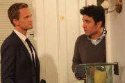 Barney (Neil Patrick Harris, l.) versucht seine Wut auf Ted (Josh Radnor, r.) zu verarbeiten, nachdem er herausgefunden hat, dass Ted immer noch Gef&uuml;hle f&uuml;r Robin hat, w&auml;hrend die M&auml;dels feststellen, dass Lily die einzige weibliche Freundin von Robin ist ...