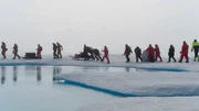 Das Wissenschaftlerteam auf dem Packeis der Arktis.