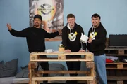 Was lässt sich mit Pfandgut denn alles schönes anstellen, bevor man es endgültig zurück gibt? Tommy (links), Vincent (Mitte) und Moritz (rechts) bauen aus Europaletten einen Tisch und lassen es sich erstmal gut gehen, bevor sie die Paletten wieder zurückgeben. Was lässt sich mit Pfandgut denn alles schönes anstellen, bevor man es endgültig zurück gibt? Tommy (links), Vincent (Mitte) und Moritz (rechts) bauen aus Europaletten einen Tisch und lassen es sich erstmal gut gehen, bevor sie die Paletten wieder zurückgeben.