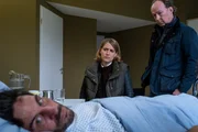 Remy Luger (Christoph Bach, l.) liegt im Krankenhaus. Kira Engelmann (Bettina Burchard, M.) und Jakob Stiller (Ulrich Noethen, r.) statten ihm einen Besuch ab.