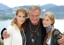 Valentin (Konstantin Wecker) ist froh, dass er wieder Kontakt zu seinen beiden T&ouml;chtern Bernadette (Chiara Schoras, li.) und Lissy (Henrike von Kuick) hat.