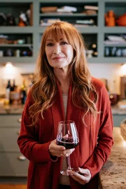 Ermittelt in neuen kniffligen Mordf&auml;llen in Dublin und ist dabei gern mit einem Glas Rotwein bewaffnet: Literaturprofessorin Harry Wild (Jane Seymour).